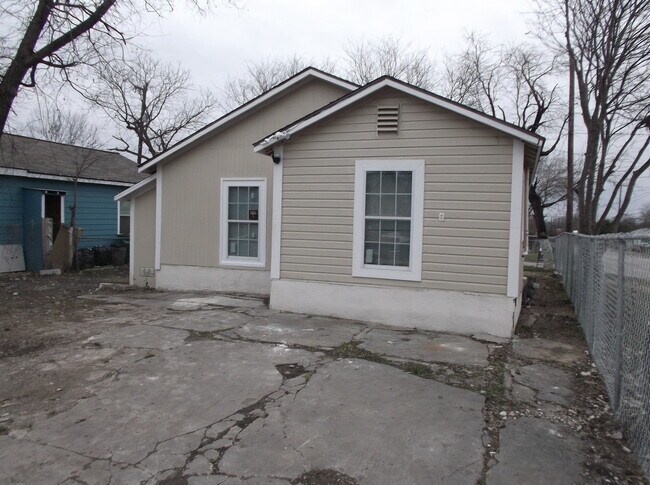 Building Photo - Fantastic Home Near Downtown