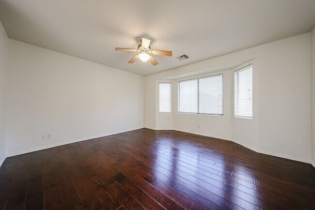 Building Photo - Welcome to this stunning 3-bedroom, 2-bath...