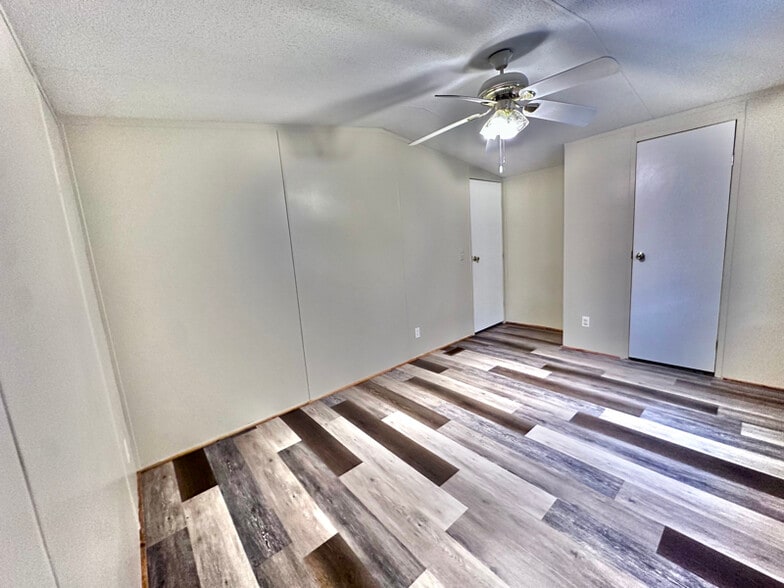Building Photo - 110 S Rustic Ln