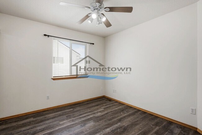 Building Photo - Lovely 3 Bedroom 2 Bath Home w/ 2 Car Gara...