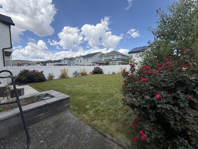 Building Photo - 4090 W Red Clover Dr