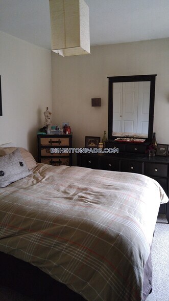 Building Photo - 144 Kenrick St