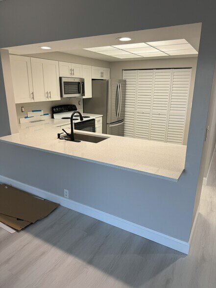 Building Photo - 2713 NE 28th Ct