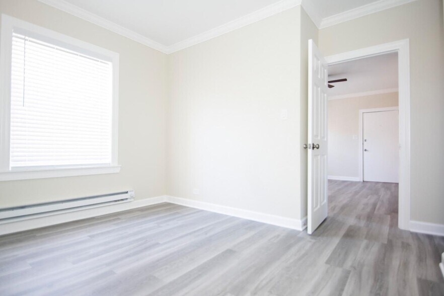 Building Photo - 655 W Roscoe St