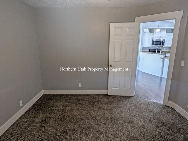 Building Photo - 6 Bed 3 Bath Home with Everything!