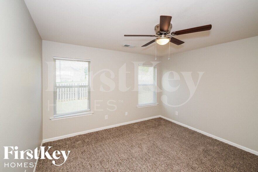 Building Photo - 6659 Woodford Ln