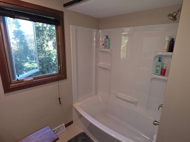 Building Photo - Updated 4 bedroom home in Merton