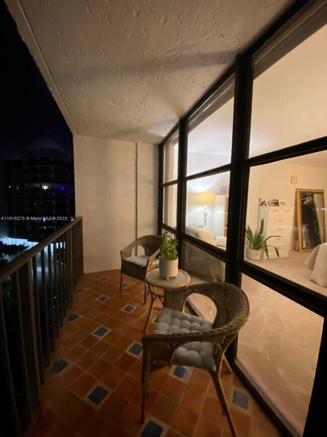 Building Photo - 800 Parkview Dr