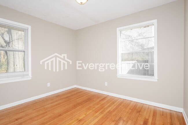 Building Photo - 3174 Beauchamp Dr