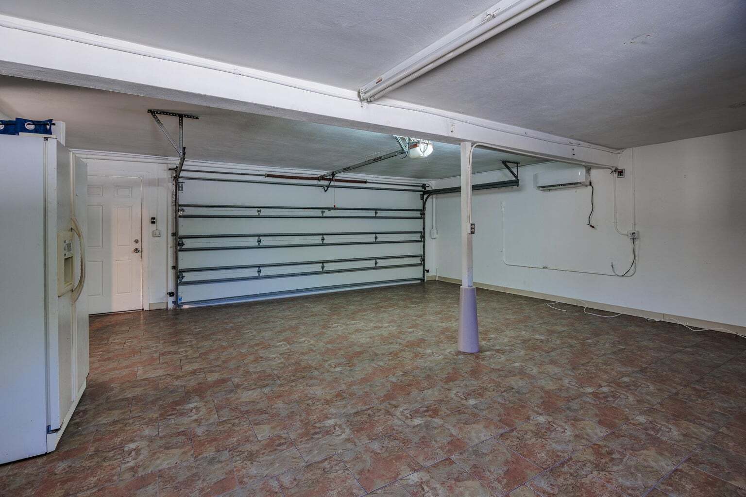 Building Photo - 527 W Jasmine Dr