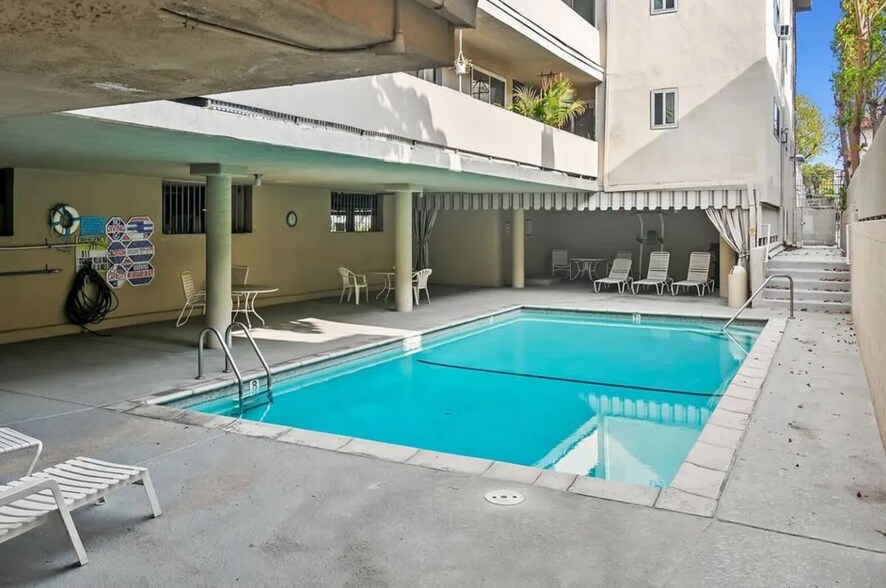 Building Photo - 525 N Sycamore Ave