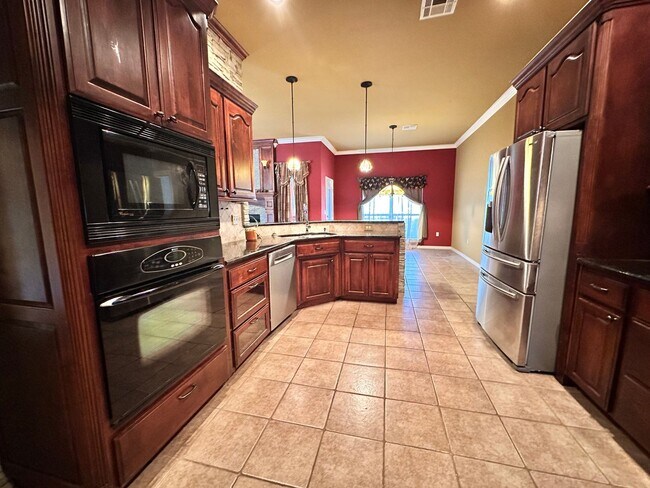 Building Photo - Charming 3-Bedroom Home with View in Moore, OK - Move In Deposit-Free! (If Qualified)