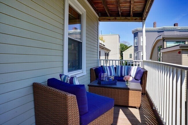 Building Photo - 98 Amory St