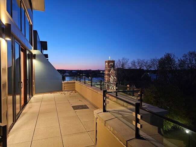 Building Photo - 215 E Pleasant St