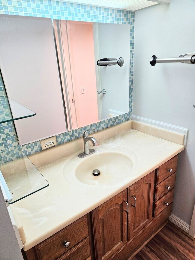 Building Photo - Royal Capitol Place Kakaako 1 Bedroom 1 Ba...