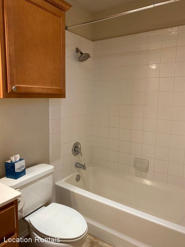 Building Photo - 2 br, 2.5 bath House - 2112 Main Street #4