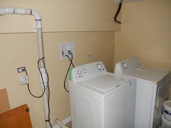 Building Photo - 1402 Bear Flag Dr