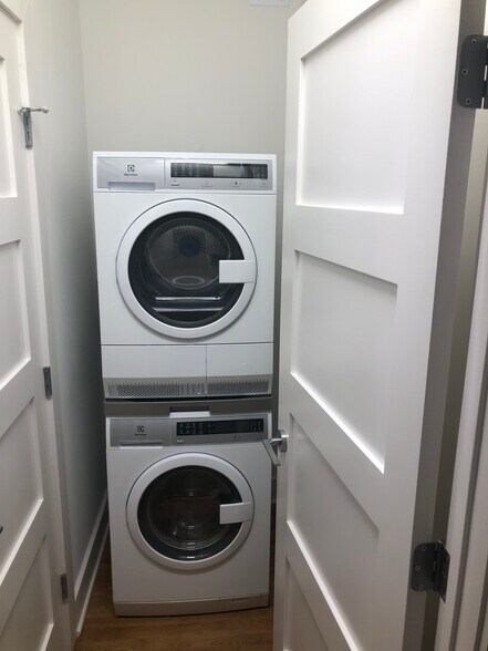 Building Photo - 302 E Grace St