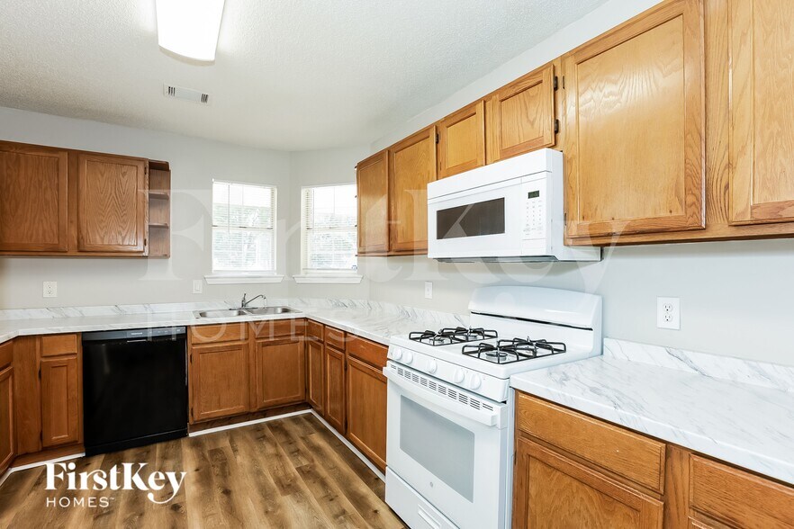 Building Photo - 370 Tait Rd