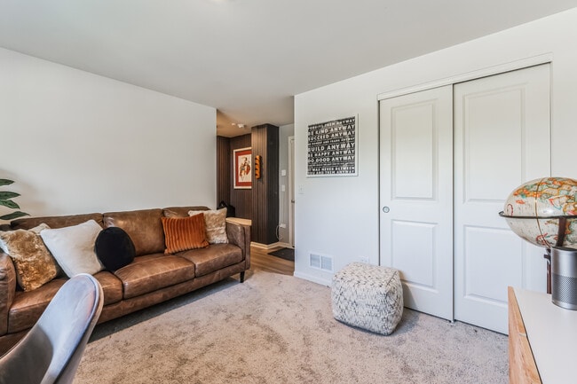 Building Photo - 605 Brook Ct