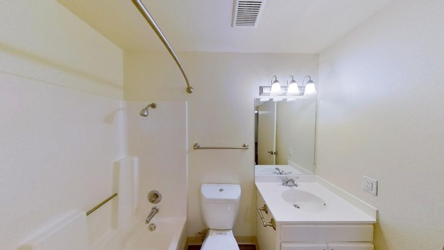 Shared Bathroom - La Salle Apartments