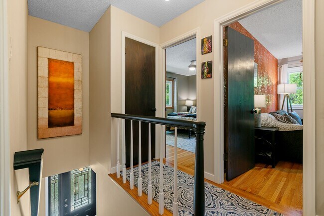 Building Photo - Charming 3 Bedroom Home Golden Valley