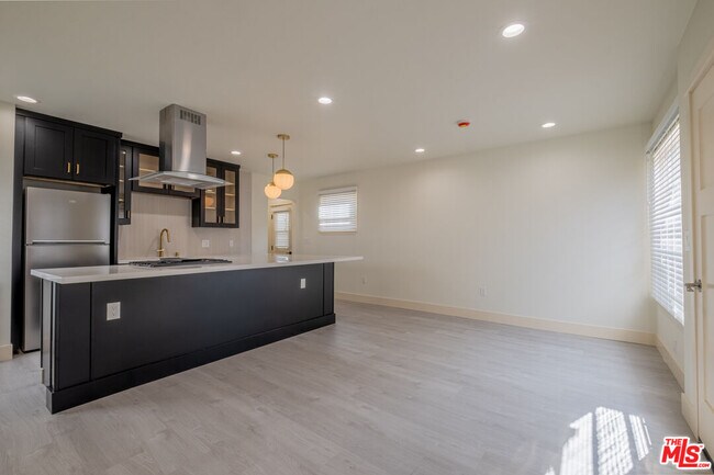 Building Photo - 216 N Catalina Ave