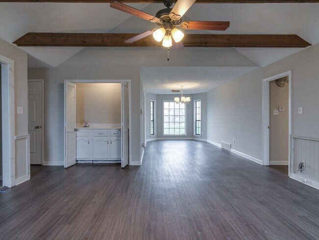 Building Photo - Spacious 3 bedroom/2 bath home available for rent!