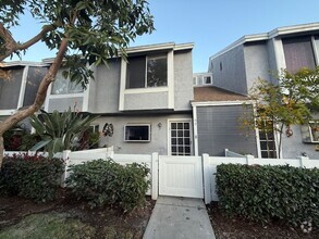 Building Photo - 2 bedroom townhome in Prime Aliso Viejo Lo...