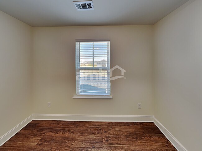 Building Photo - 1360 Lomond Dr