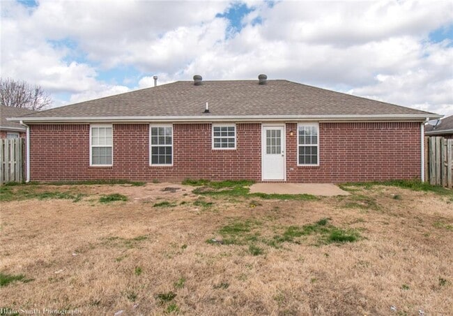 Building Photo - 3707 SW Carriageway Ave