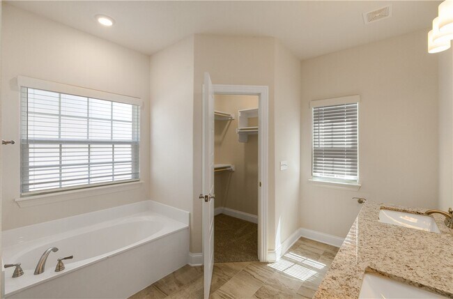 Building Photo - 411 Linda Ln