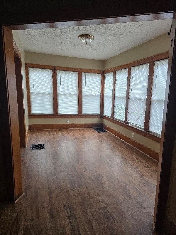 Building Photo - 308 W Maple St