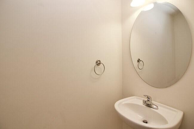 Building Photo - Great 3 bed + bonus house in Aberdeen