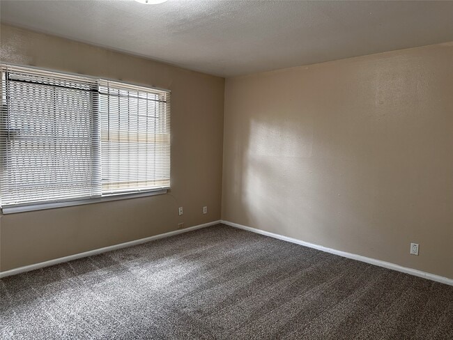 Building Photo - 3915 Brookfield Dr