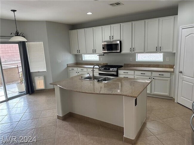 Building Photo - 2805 Alma Lidia Ave