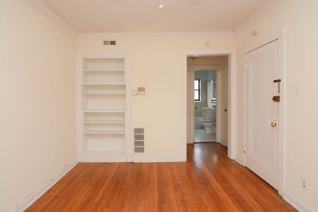 Building Photo - 3011 N Racine Ave