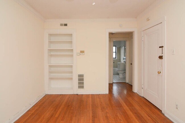 Building Photo - 3011 N Racine Ave