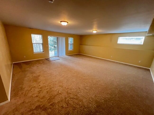 Building Photo - Elegant home in UP with primary bedroom suite on main level