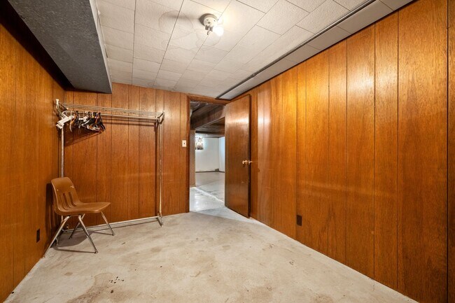 Building Photo - 3 Bedroom 2 Bath Home with Bonus Rooms and Tons of Extra Space