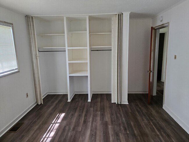 Building Photo - 2826 Oak Forest Dr