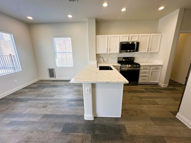 Building Photo - ANTHEM HIGHLANDS!! READY FOR IMMEDIATE MOV...