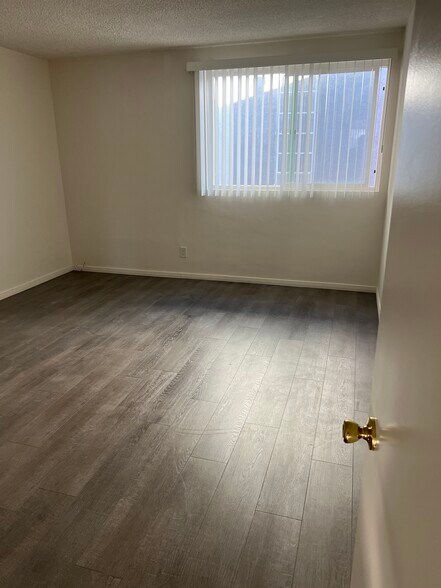 Building Photo - 1057 Western Ave