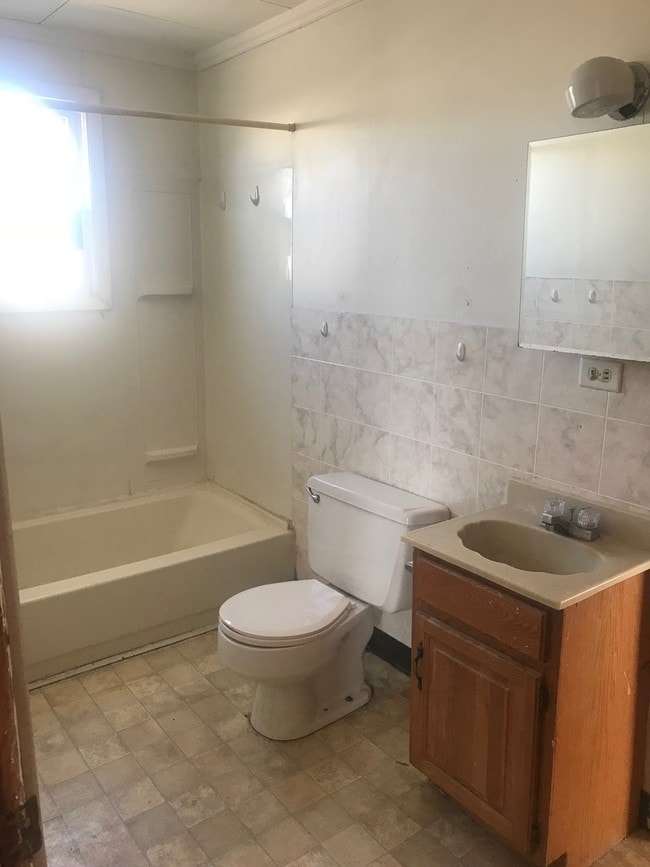 Building Photo - 413 W 5th St