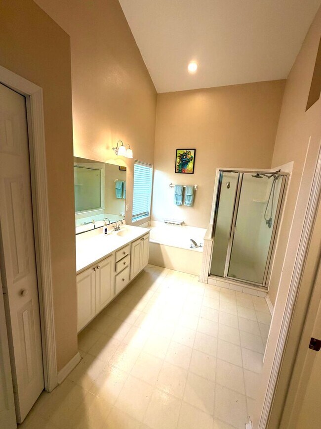 Building Photo - 2498 River Ridge Dr