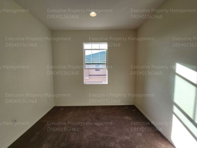 Building Photo - 3 bedroom/ 2.5 bathroom town home located in a secured gated community.