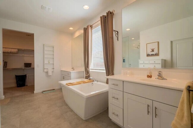 Building Photo - 2639 E Alida Trail