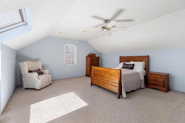 Building Photo - 320 Newbury St