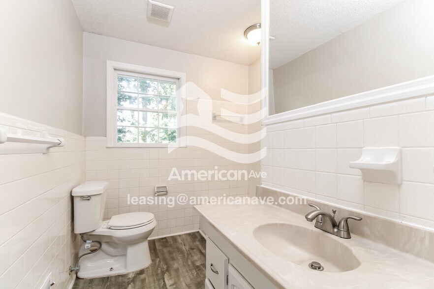 Building Photo - 817 Delta Dr