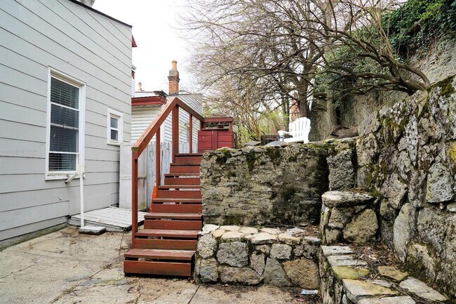 Building Photo - 4 Bed/2 bath UC Rental On Victor + Parking Only $695/person ($2780/mo)!